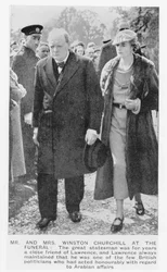 Sir Winston Churchill (1874-1965) et son épouse Clementine Ogilvy aux funérailles de T. E. Lawrence (1888-1935), 1935